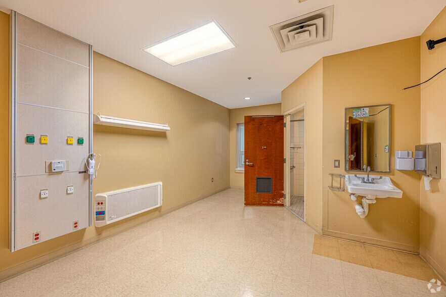 More Photos Of 307 Polly Ln, Lafayette Rehabilitation Center For Sale