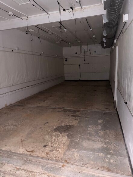 More Photos Of 14844 Aetna St, Van Nuys Warehouse For Lease