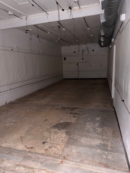 More Photos Of 14844 Aetna St, Van Nuys Warehouse For Lease