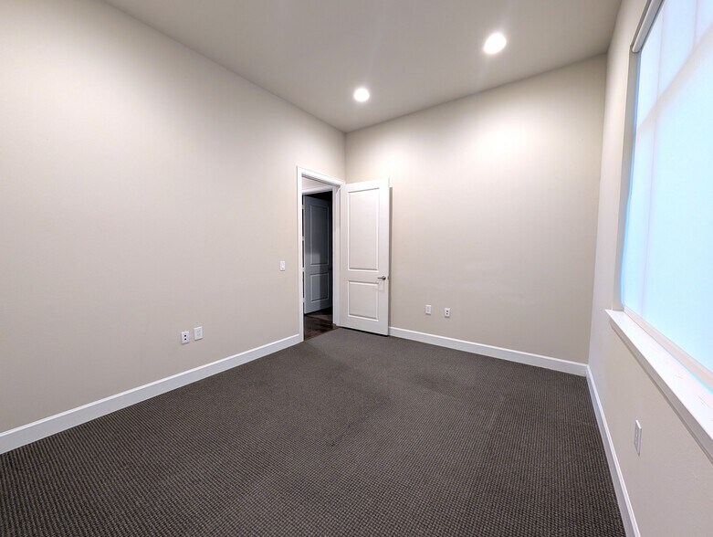 More Photos Of 5757 Flewellen Oaks Ln, Fulshear Business Park For Lease