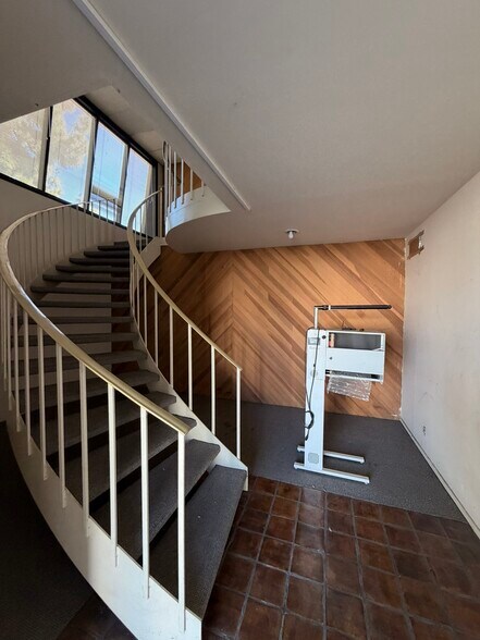 More Photos Of 7931 Deering Ave, Canoga Park Service For Sale