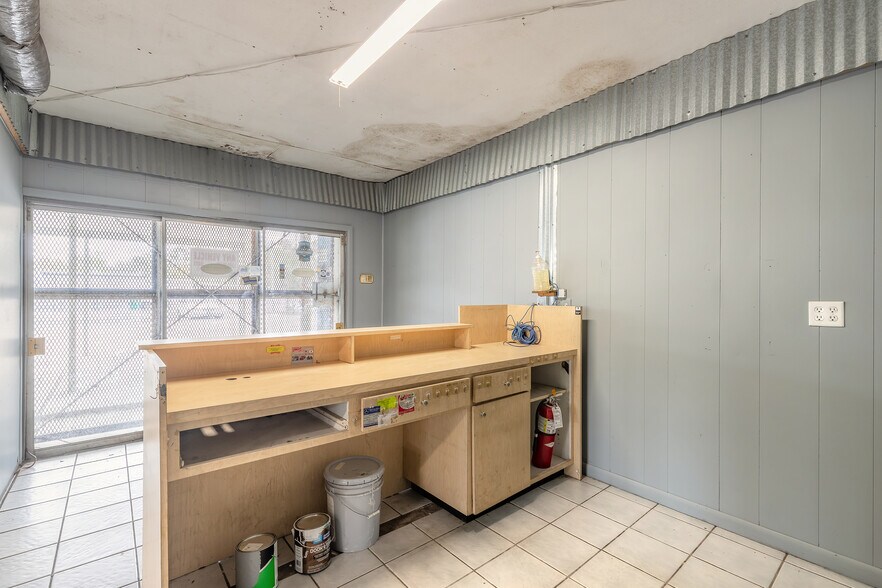 More Photos Of 82 N Yonge St, Ormond Beach General Retail For Sale