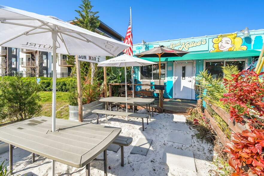 More Photos Of 3007 6th St S, Saint Petersburg Bar For Sale