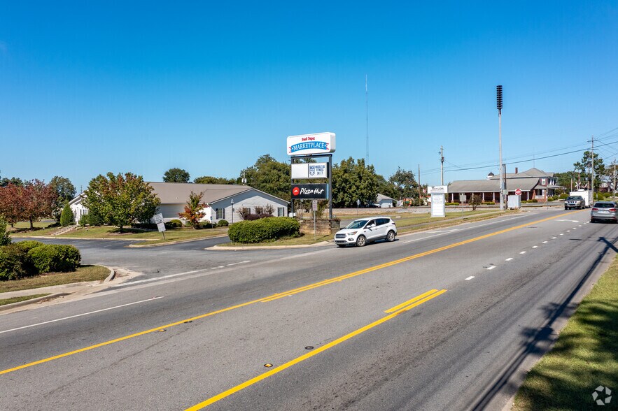 More Photos Of 140 W Dykes St, Cochran Supermarket For Lease