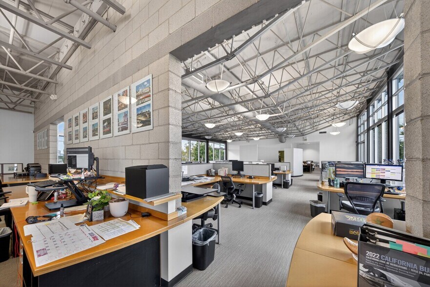 More Photos Of 3500 W Burbank Blvd, Burbank Office For Lease