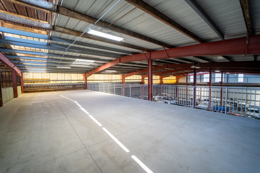 More Photos Of 2751 Lynwood Rd, Lynwood Industrial For Sale