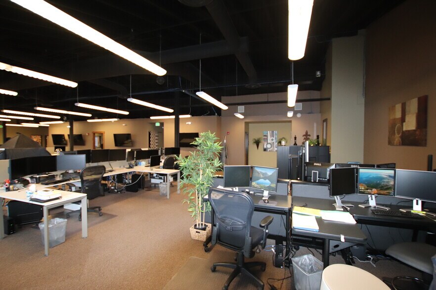 More Photos Of 450 SW Powerhouse Dr, Bend Storefront For Lease