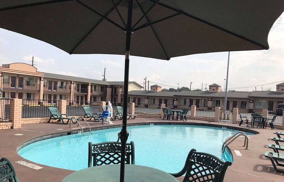 More Photos Of 4012 N State Line Ave, Texarkana Hotel For Sale