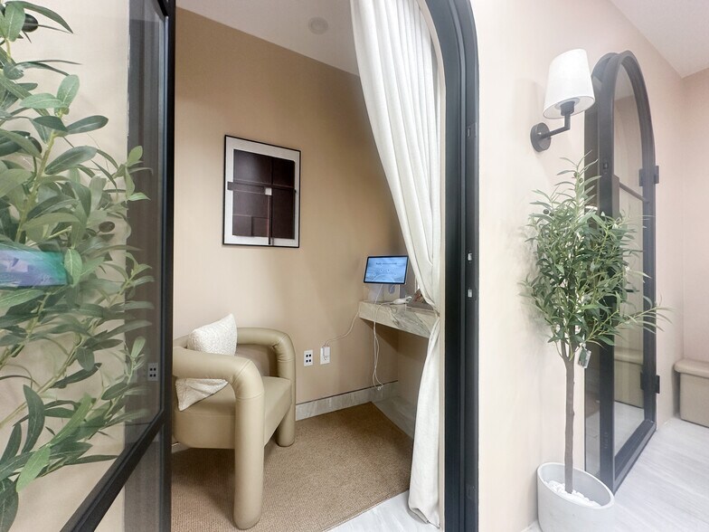 More Photos Of 7225 Melrose Ave, Los Angeles Medical For Sale