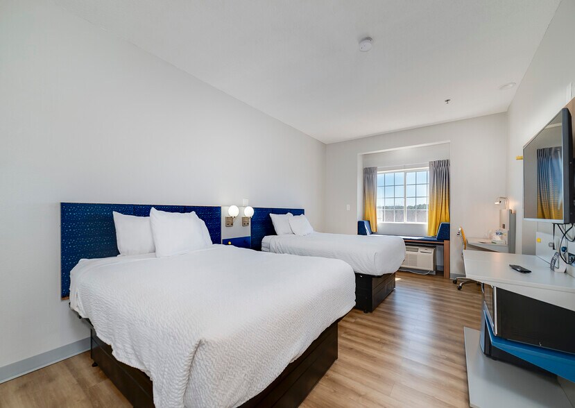 More Photos Of 195 Country Club Dr, Stockbridge Hotel For Sale