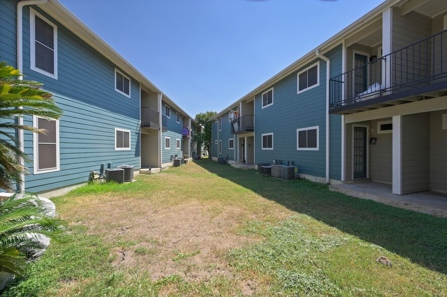 More Photos Of 829 Park Plz, Austin Apartments For Sale