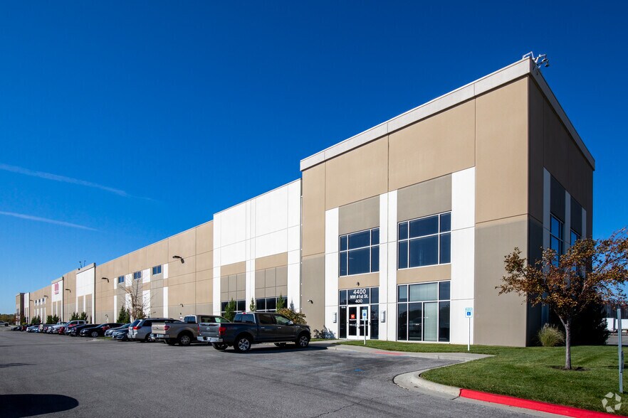 More Photos Of 4400 NW 41st St, Riverside Distribution For Lease