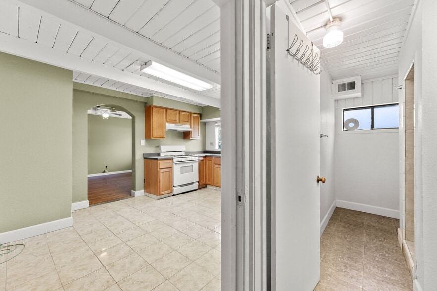 More Photos Of 2741 Franklin Blvd, Sacramento Storefront Retail Office For Sale