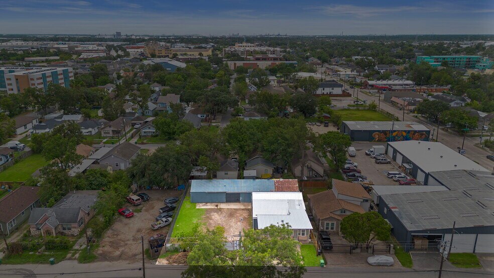 More Photos Of 120 N Bryan St, Houston Warehouse For Lease