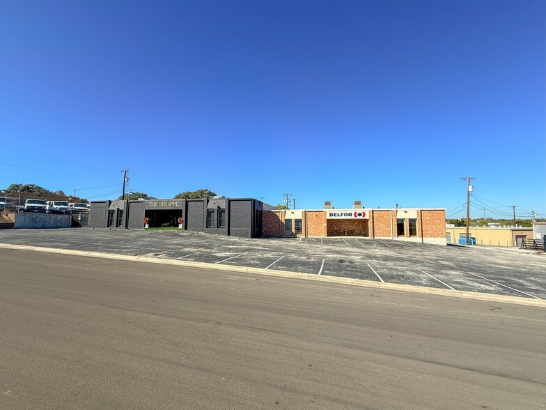 More Photos Of 12131-12137 Valliant St, San Antonio Showroom For Sale