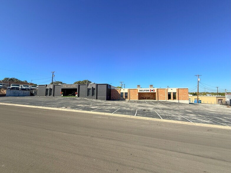 More Photos Of 12131-12137 Valliant St, San Antonio Showroom For Sale
