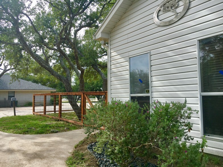 More Photos Of 1806 Harbor Dr, Rockport Office For Lease