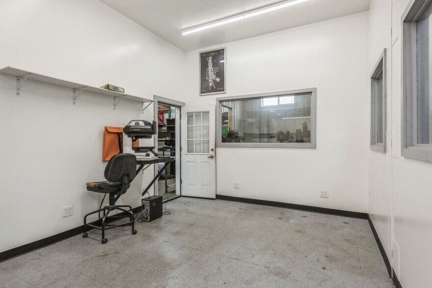 More Photos Of 114 Thomas Cir, Monticello Warehouse For Lease