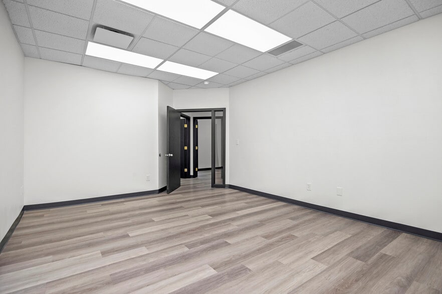 More Photos Of 9941 York Theta Dr, North Royalton Service For Lease