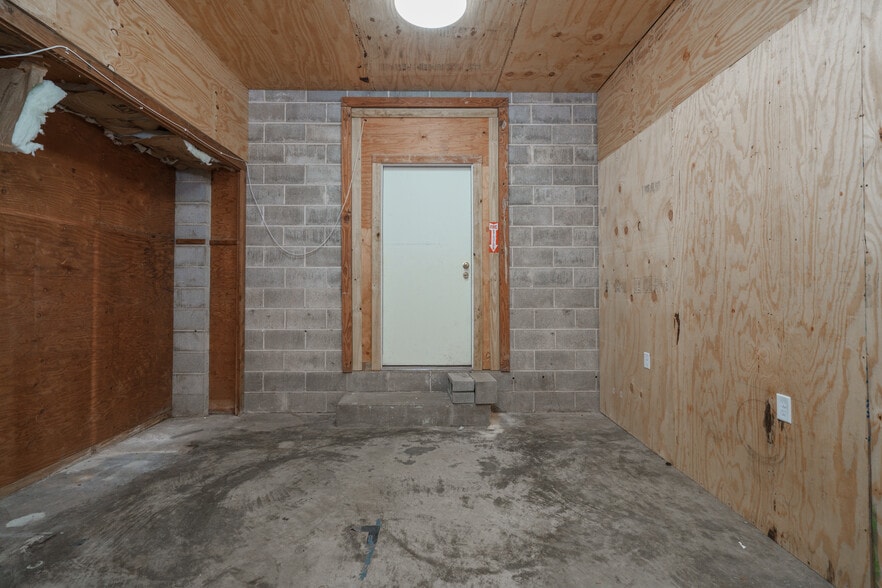 More Photos Of 1919 Drummond Ave, Panama City Distribution For Lease