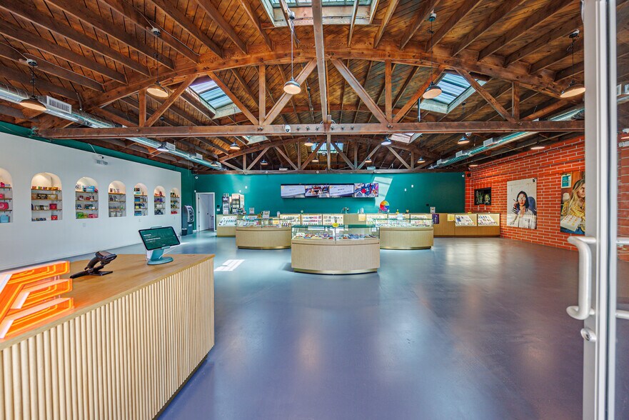 More Photos Of 402 W 5th St, San Pedro General Retail For Sale