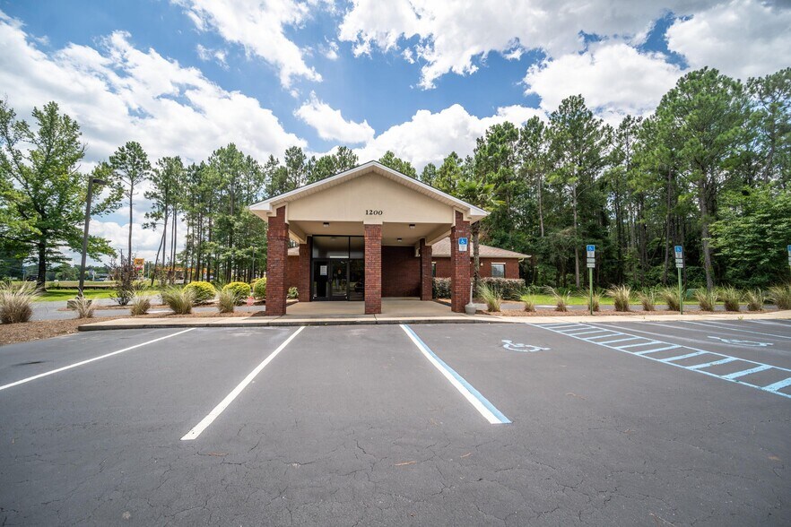 More Photos Of 1200 Henley Ln, Baker Medical For Lease