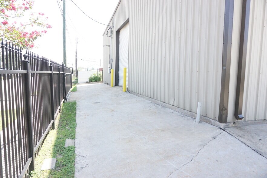 More Photos Of 5603 Northdale St, Houston Warehouse For Lease