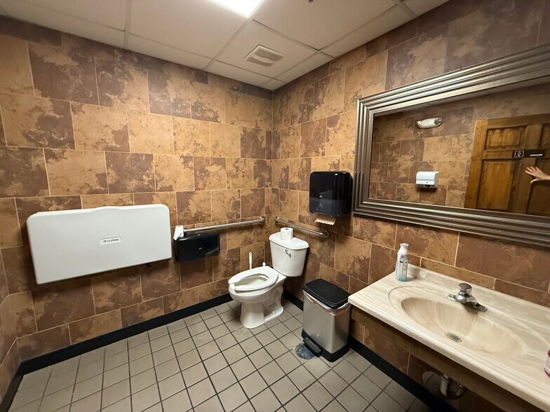 More Photos Of 301 W Northwest Hwy, Barrington Fast Food For Lease