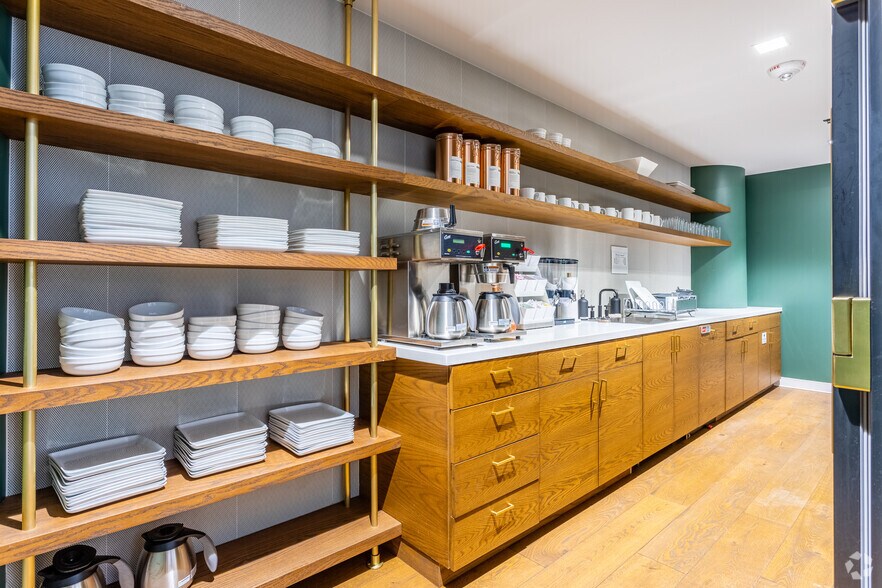 More Photos Of 630 NW 14th Ave, Portland Office For Sale