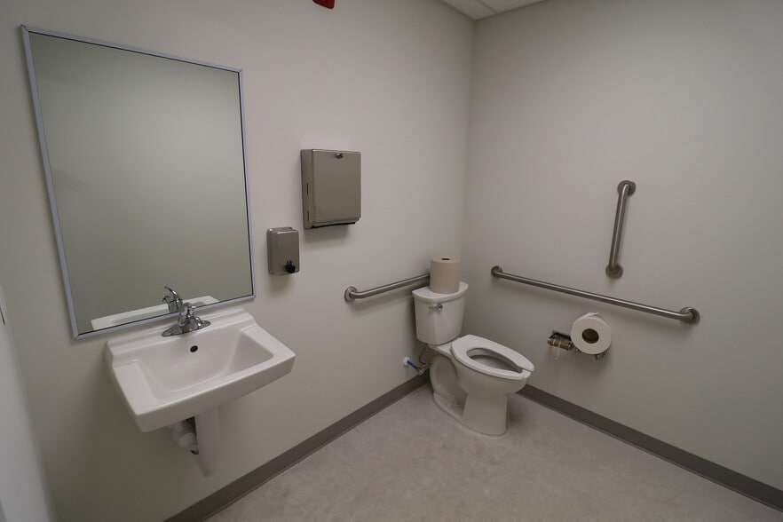 More Photos Of 533 N Park Ave, Burlington Warehouse For Lease