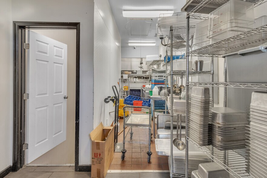 More Photos Of 33 S Carolina St, Hartwell Restaurant For Sale