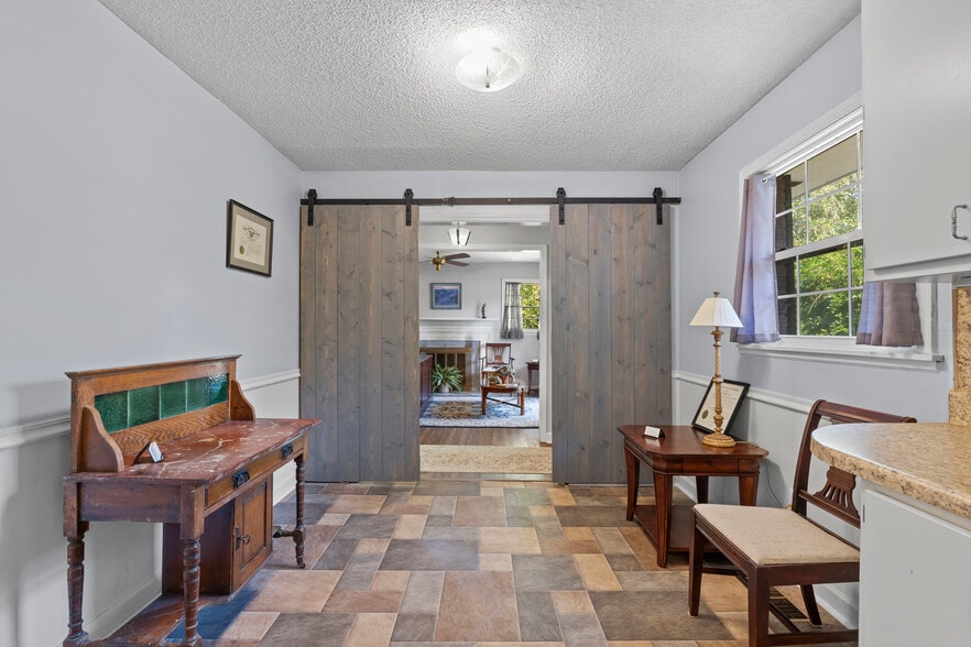 More Photos Of 104 Round Knob Rd, Lexington Office For Sale