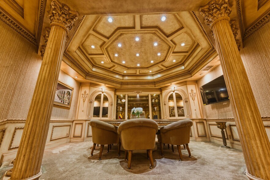 More Photos Of 2114 S Hill St, Los Angeles Office For Sale