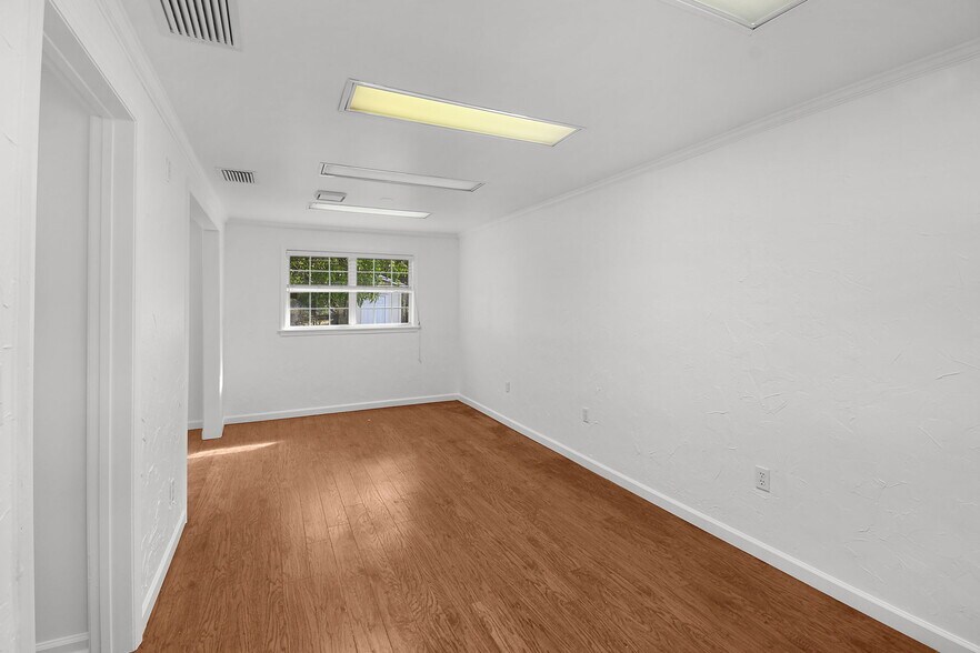 More Photos Of 300 SE Detroit Ave, Stuart Office For Lease