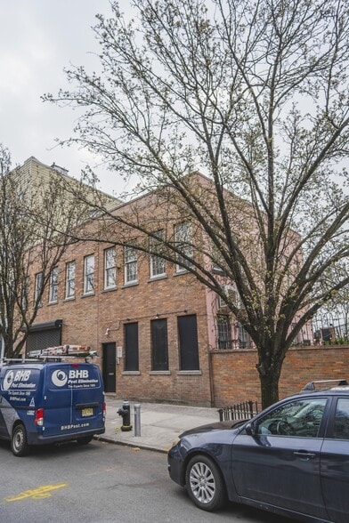 More Photos Of 102-106 Calyer St, Brooklyn Office For Sale