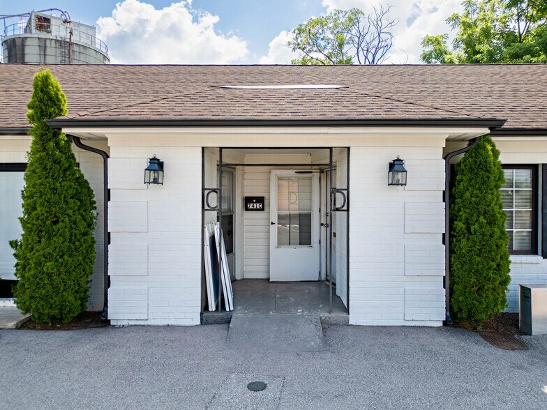 More Photos Of 741 Madison St, Clarksville Flex For Lease