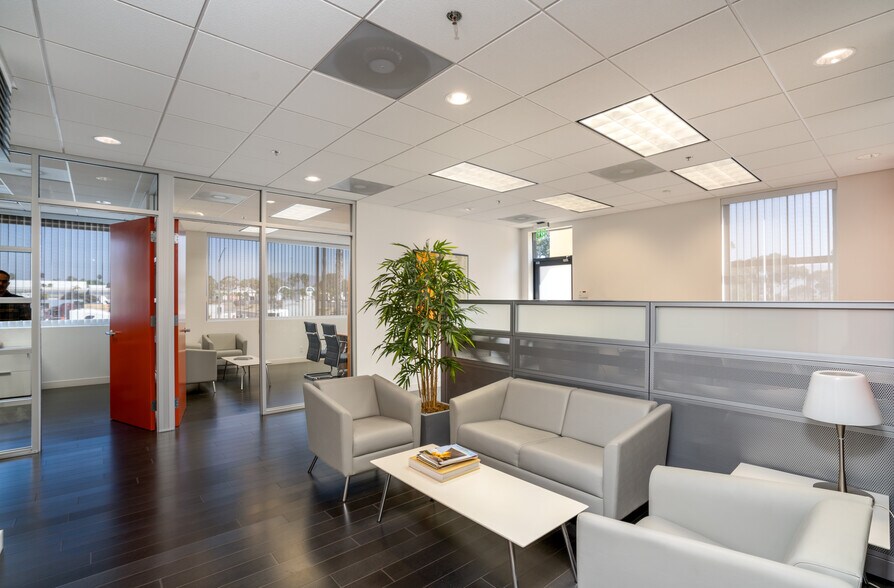 More Photos Of 10145 Via De La Amistad, San Diego Loft Creative Space For Sale