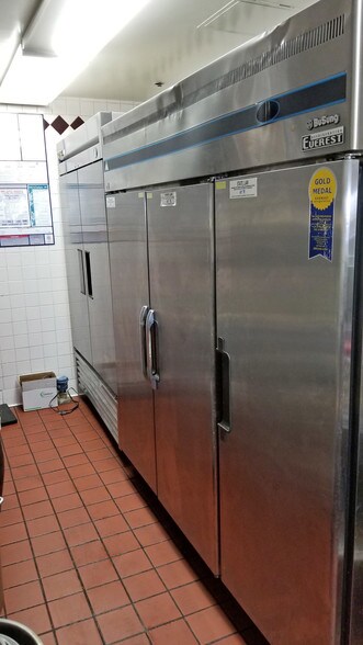 More Photos Of 21777-21949 Ventura Blvd, Woodland Hills Unknown For Lease