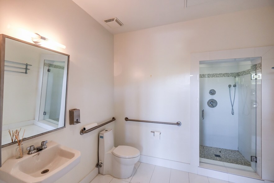 More Photos Of 3620 NE Miami Pl, Miami General Retail For Sale