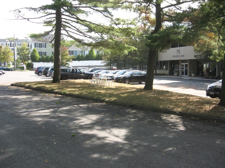 More Photos Of 76 Progress Dr, Stamford Research And Development For Lease