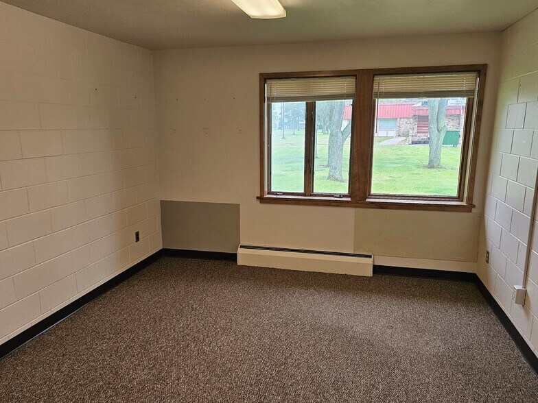 More Photos Of 522 11th SE Ave, Cambridge Office For Lease