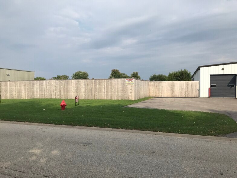 More Photos Of 34 Stonehill Rd, Oswego Warehouse For Lease