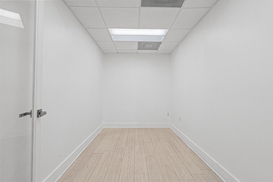 More Photos Of 6330 Manor Ln, South Miami Office For Lease