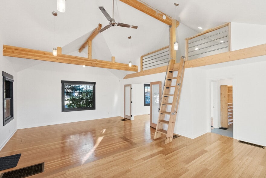 More Photos Of 15 NW Franklin Ave, Bend Office For Sale