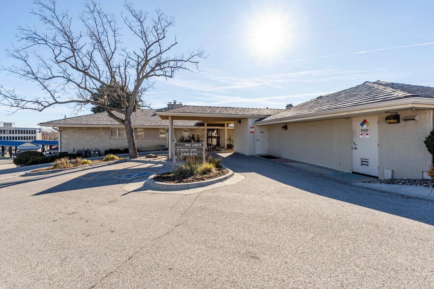 More Photos Of 8900 W Dodge Rd, Omaha Medical For Lease