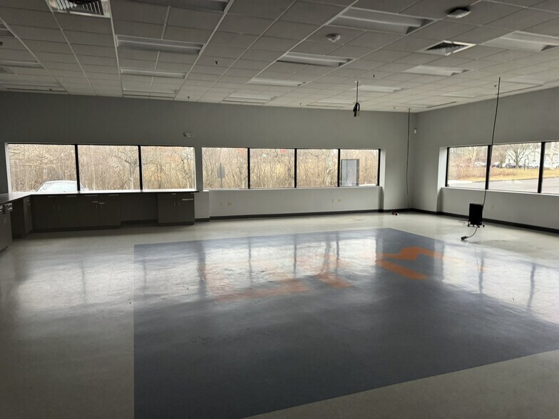 More Photos Of 250 Nutmeg Rd S, South Windsor Warehouse For Sale