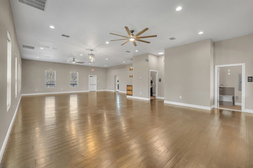 More Photos Of 220 W FM 473, Comfort Storefront Retail Office For Lease