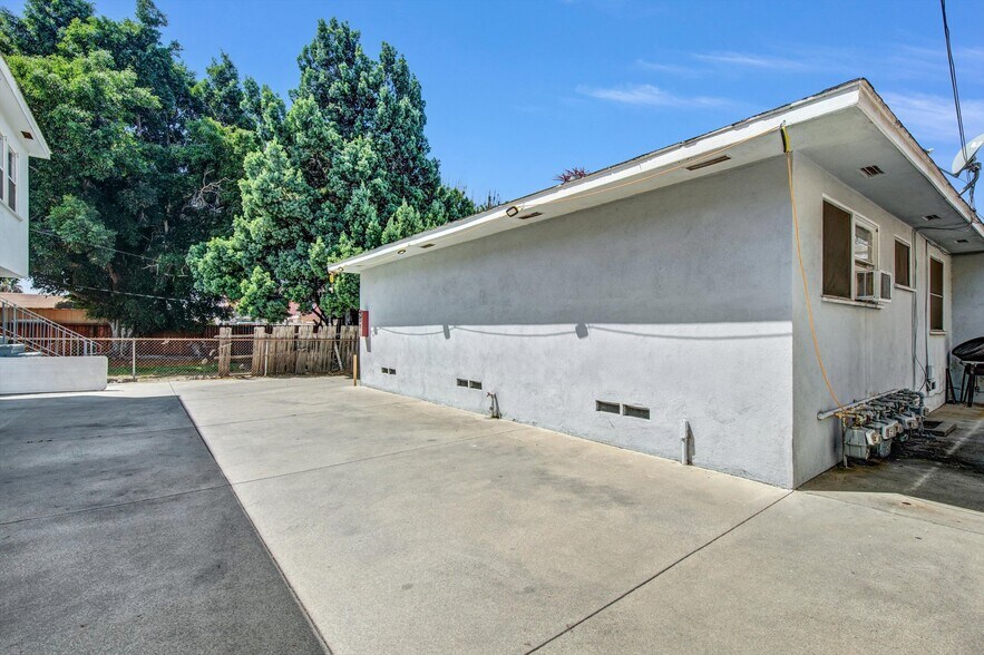 More Photos Of 6142 Vinevale Ave, Maywood Apartments For Sale