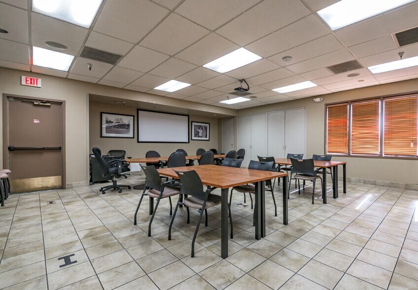 More Photos Of 1850 E Butler Ave, Flagstaff Distribution For Lease