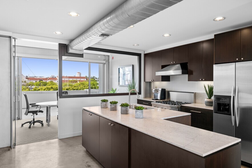 More Photos Of 517 30th St, Newport Beach Freestanding For Sale